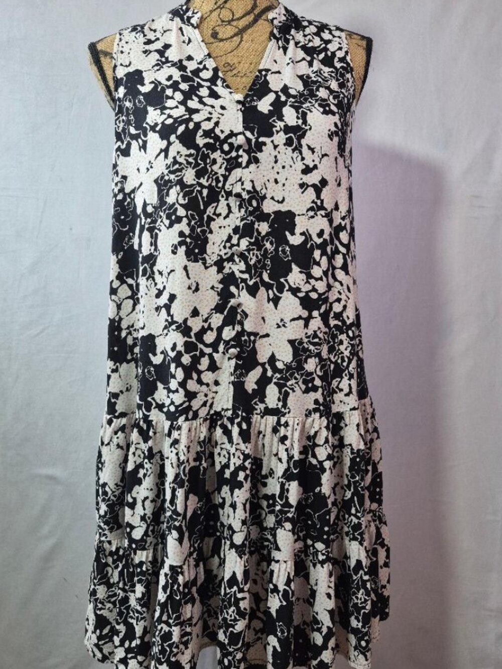 Nine West Women's Medium Tiered Floral Sleeveless V-Neck Dress 100% Rayon